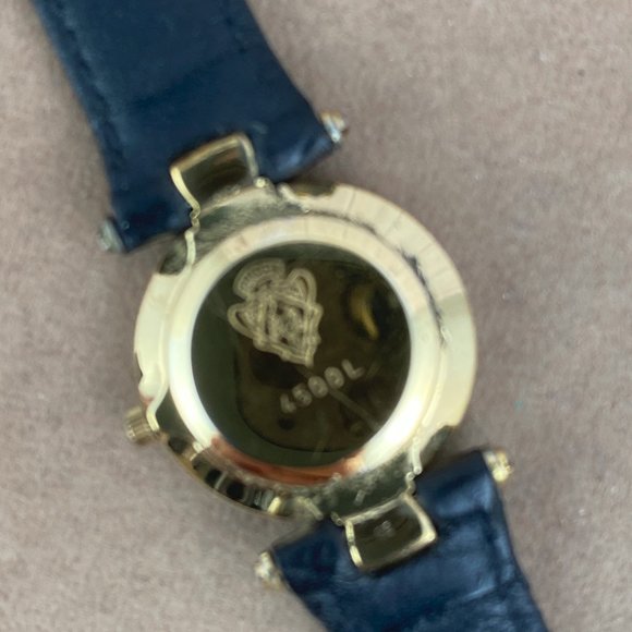 Vintage Gucci 4500L  watch with Black Enamel face Gold sword hands Fancy T Lugs - Picture 7 of 11